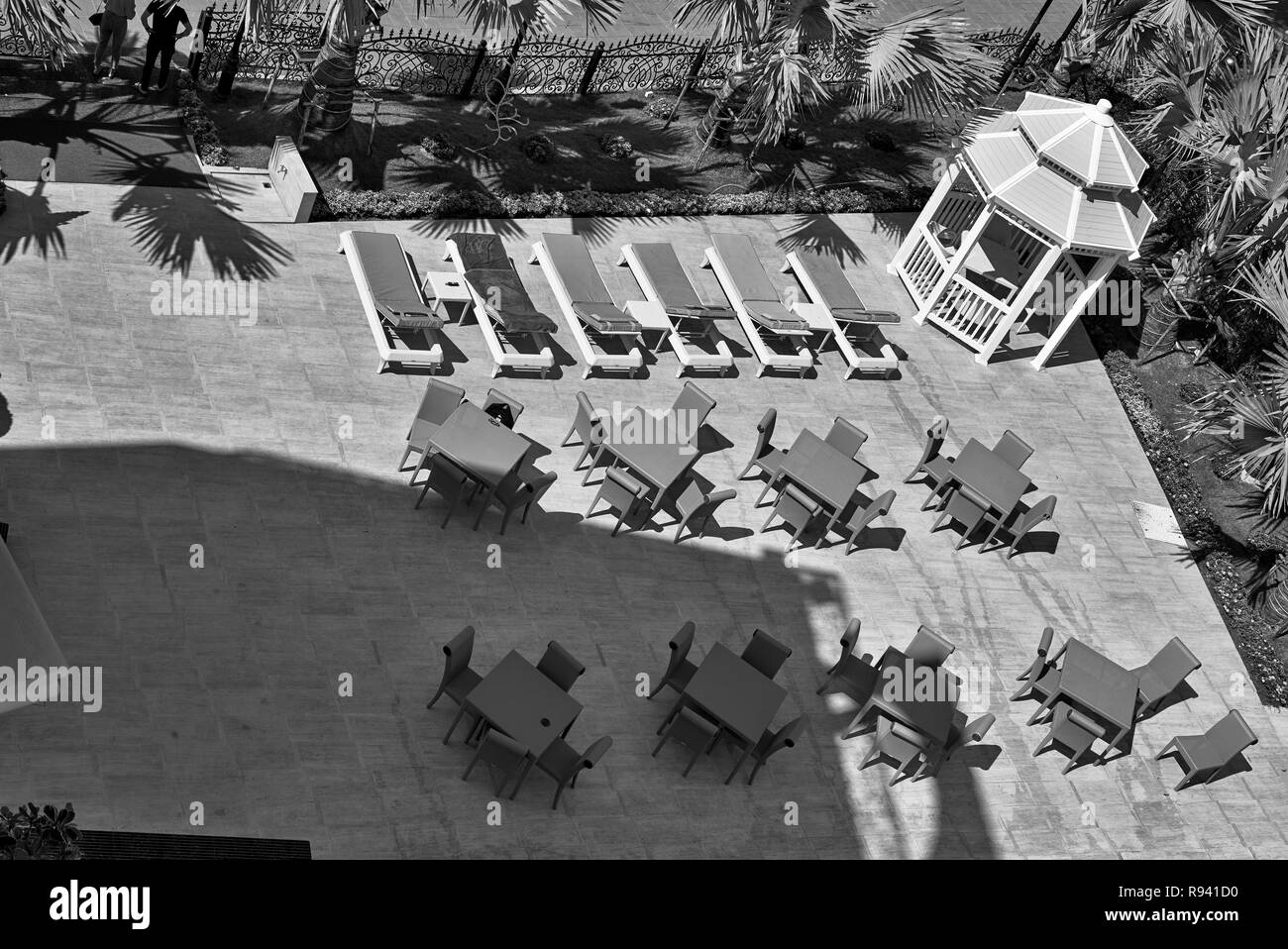 Hôtel salon extérieur avec gazebo, table et chaises coin. La photographie noir et blanc Banque D'Images