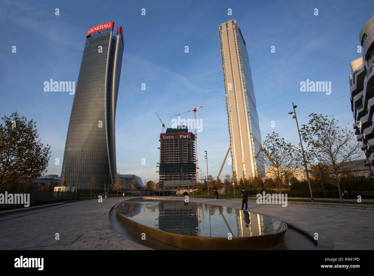 MILAN, ITALIE, le 5 décembre 2018 - Hadid tour et tour Isozaki à Milan 'Ville' de la vie de quartier place Tre Torri, Milan, Italie Banque D'Images