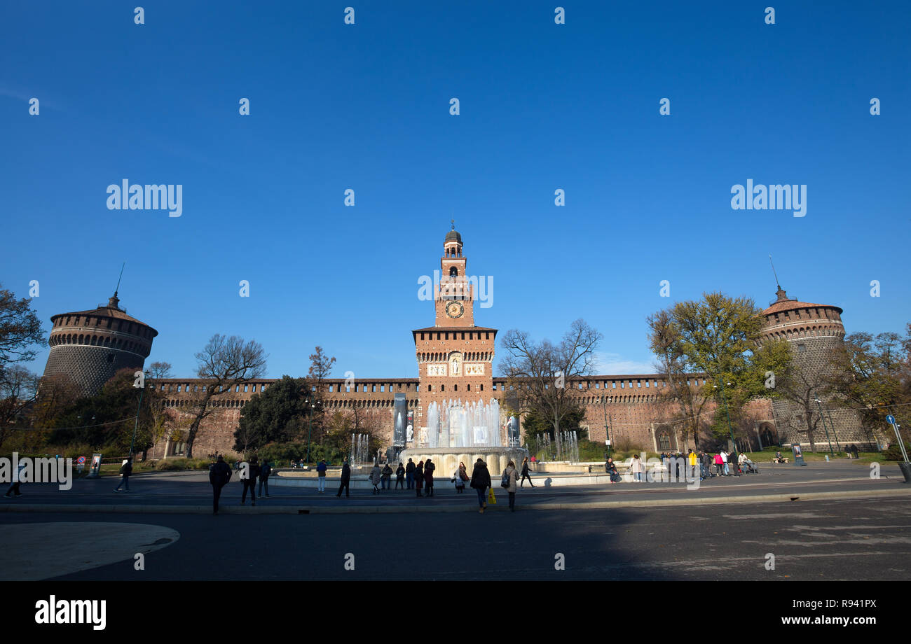 MILAN, ITALIE, le 5 décembre 2018 - Château Sforzesco dans place Cairoli, Milan, Italie Banque D'Images