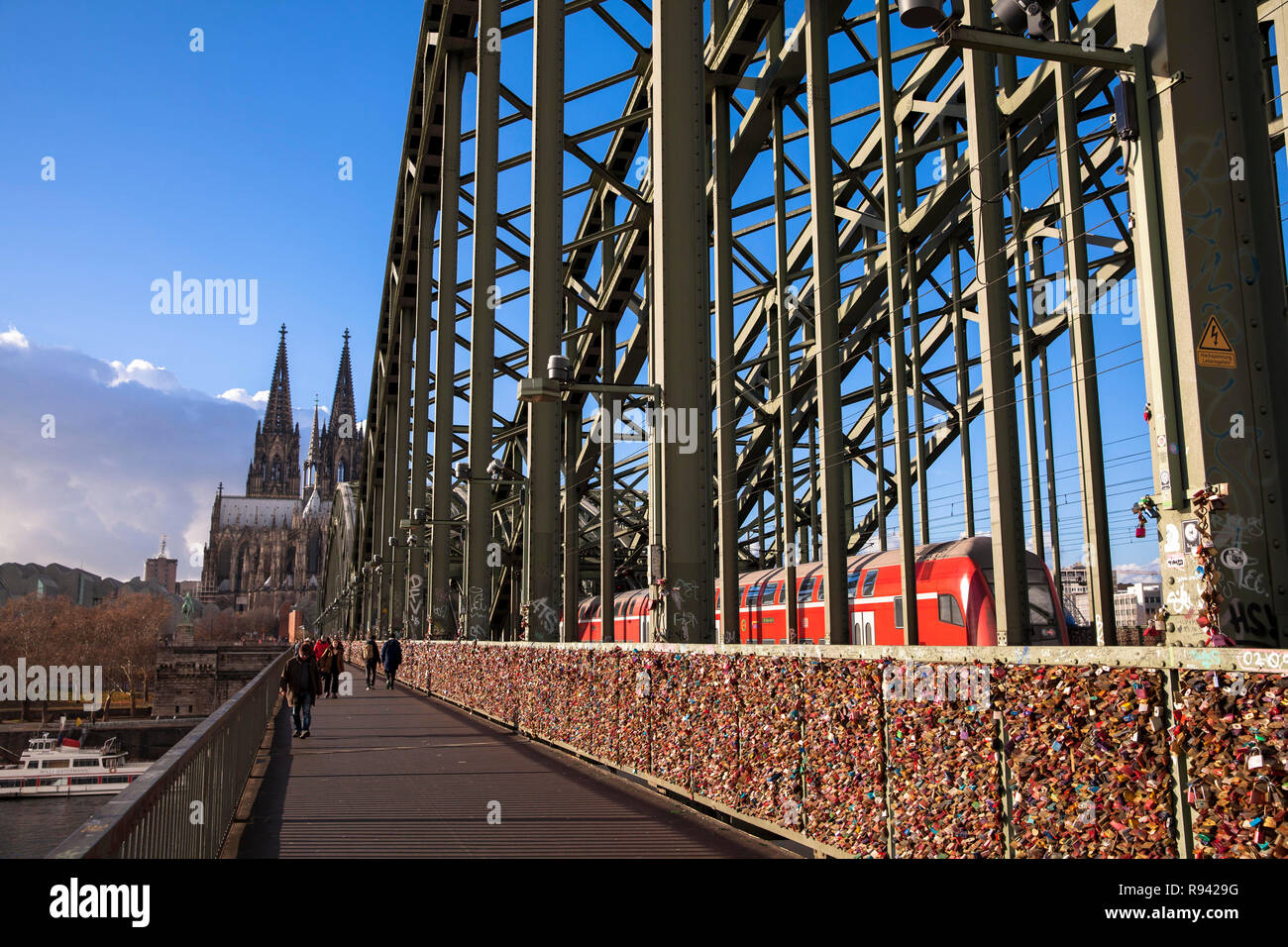 Allemagne, Cologne, cadenas sur sentier de clôture du pont ferroviaire de Hohenzollern. Les jeunes couples sceller leur amour avec des cadenas gravés et jeter la Banque D'Images