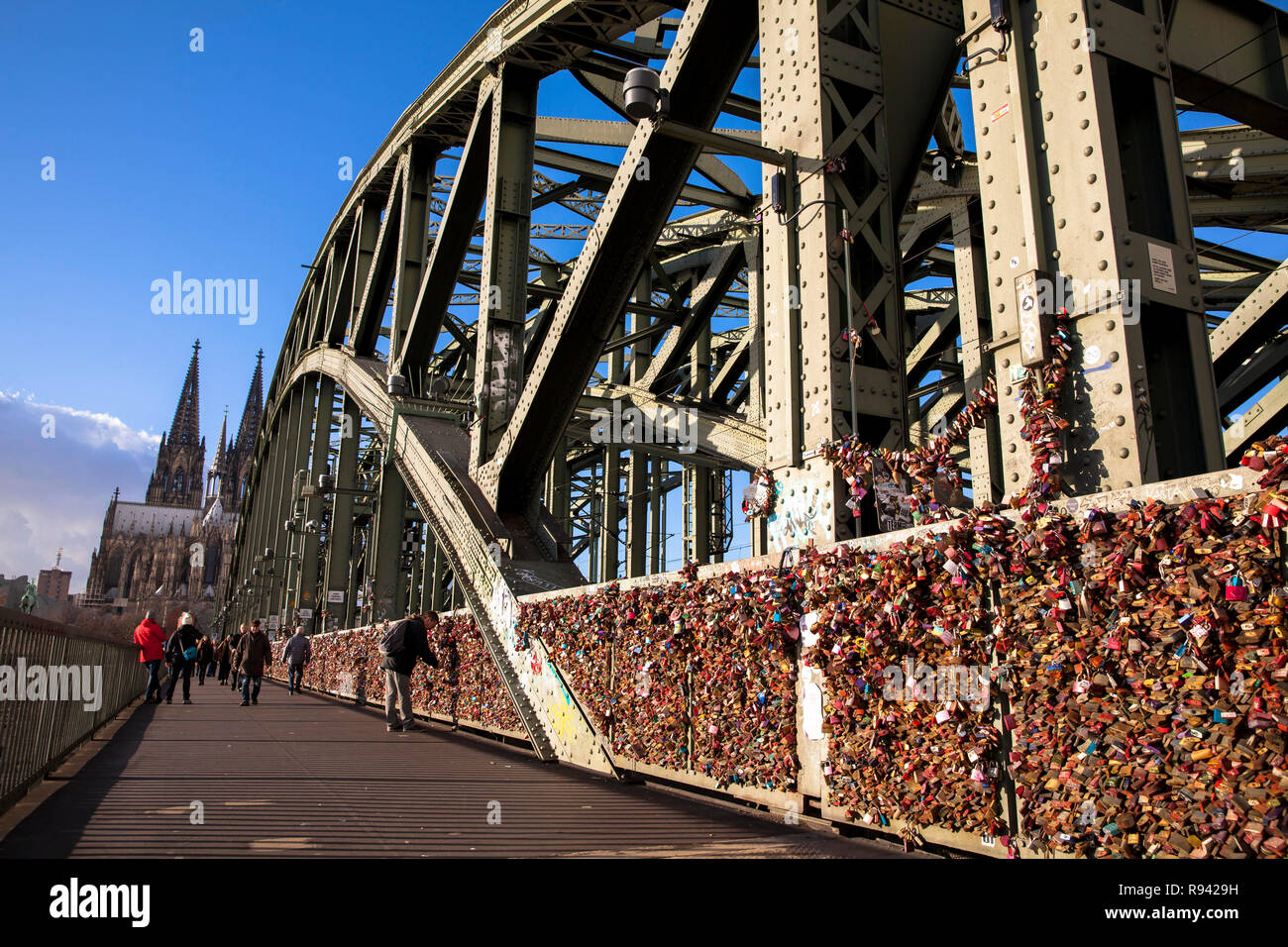 Allemagne, Cologne, cadenas sur sentier de clôture du pont ferroviaire de Hohenzollern. Les jeunes couples sceller leur amour avec des cadenas gravés et jeter la Banque D'Images