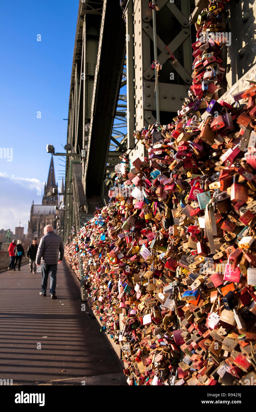 Allemagne, Cologne, cadenas sur sentier de clôture du pont ferroviaire de Hohenzollern. Les jeunes couples sceller leur amour avec des cadenas gravés et jeter la Banque D'Images