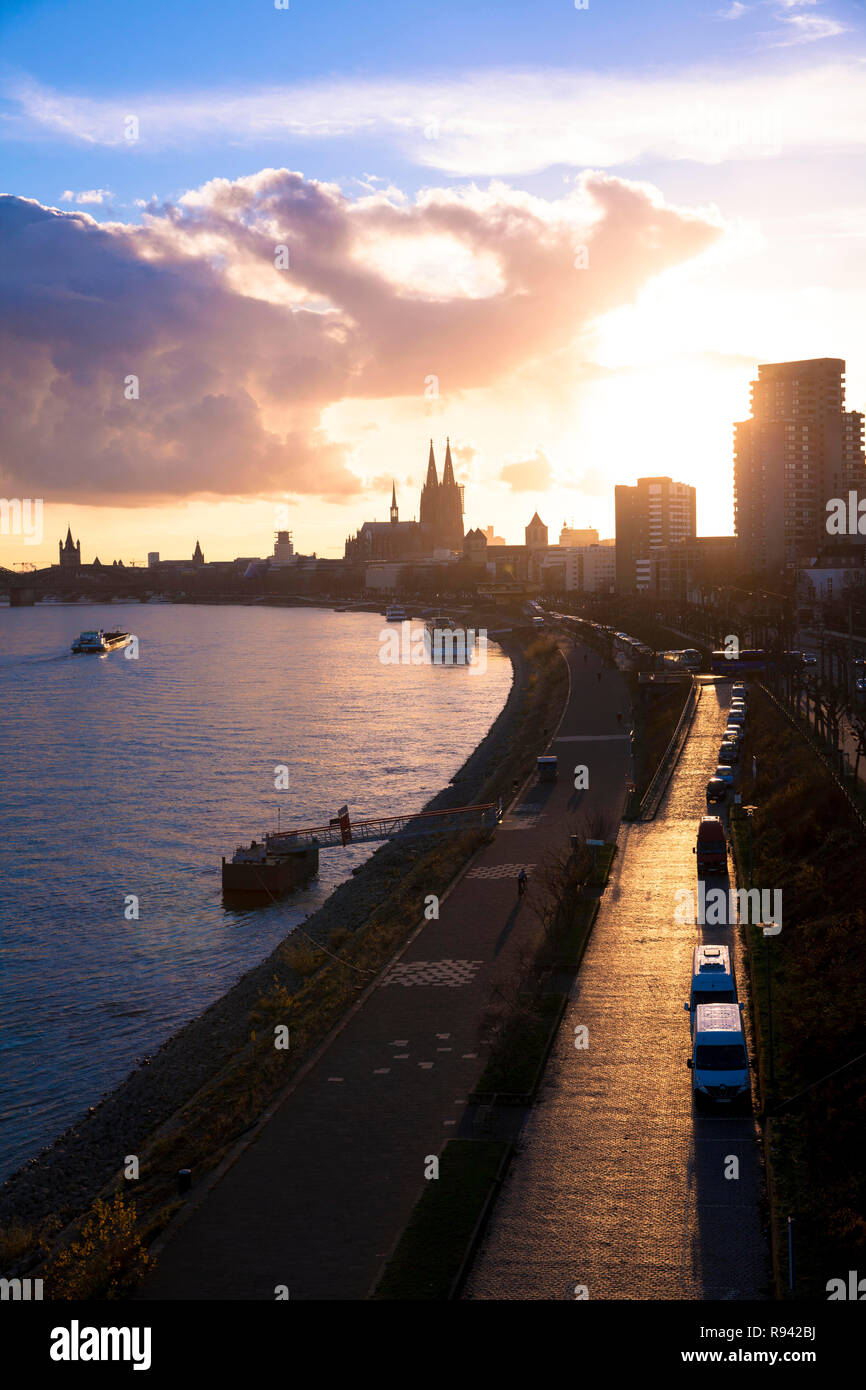 Vue depuis le pont du Zoo sur le Rhin à la cathédrale et la ville, Konrad-Adenauer-Ufer, Cologne, Allemagne. Blick von der ueber d Zoobruecke Banque D'Images