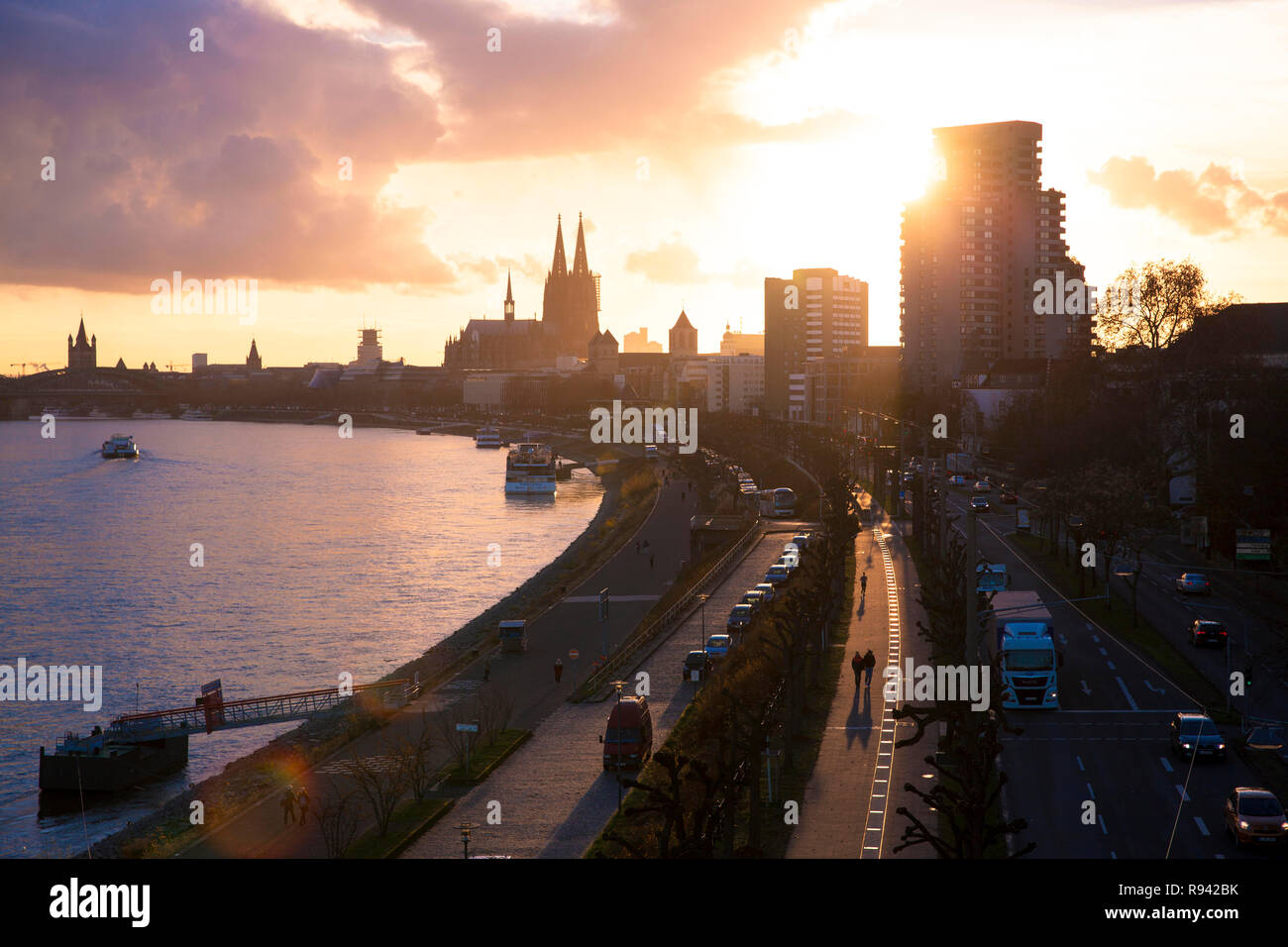 Vue depuis le pont du Zoo sur le Rhin à la cathédrale et la ville, Konrad-Adenauer-Ufer, Cologne, Allemagne. Blick von der ueber d Zoobruecke Banque D'Images