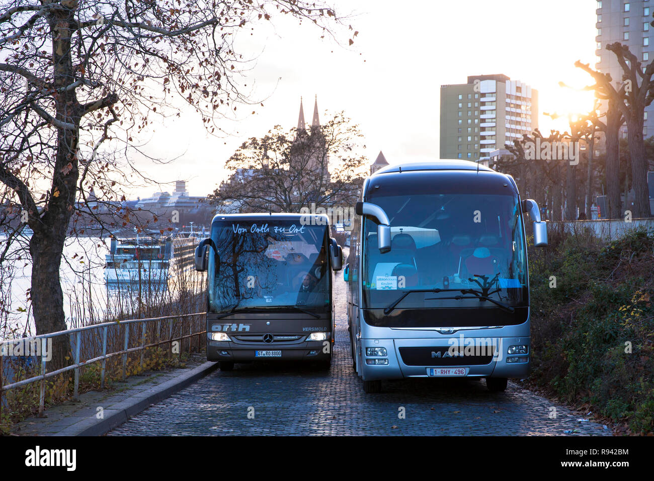 Parc des entraîneurs en longues rangées dans la rue Konrad-Adenauer-Ufer sur le Rhin, la cathédrale, Cologne, Allemagne. Reisebusse à langen Schlang parken Banque D'Images