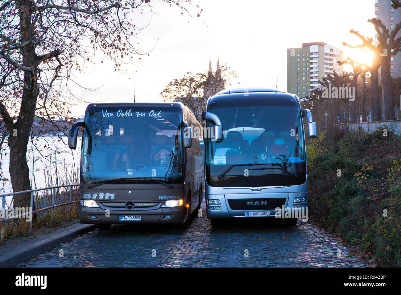 Parc des entraîneurs en longues rangées dans la rue Konrad-Adenauer-Ufer sur le Rhin, la cathédrale, Cologne, Allemagne. Reisebusse à langen Schlang parken Banque D'Images