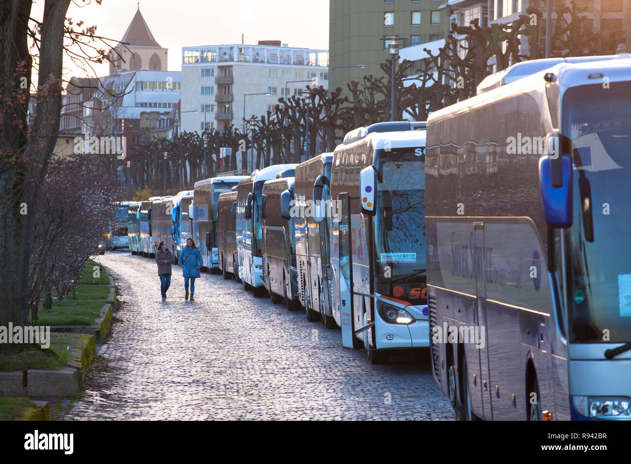 Parc des entraîneurs en longues rangées dans la rue Konrad-Adenauer-Ufer sur le Rhin, Cologne, Allemagne. Reisebusse à langen parken Schlangen am Konrad-Ad Banque D'Images