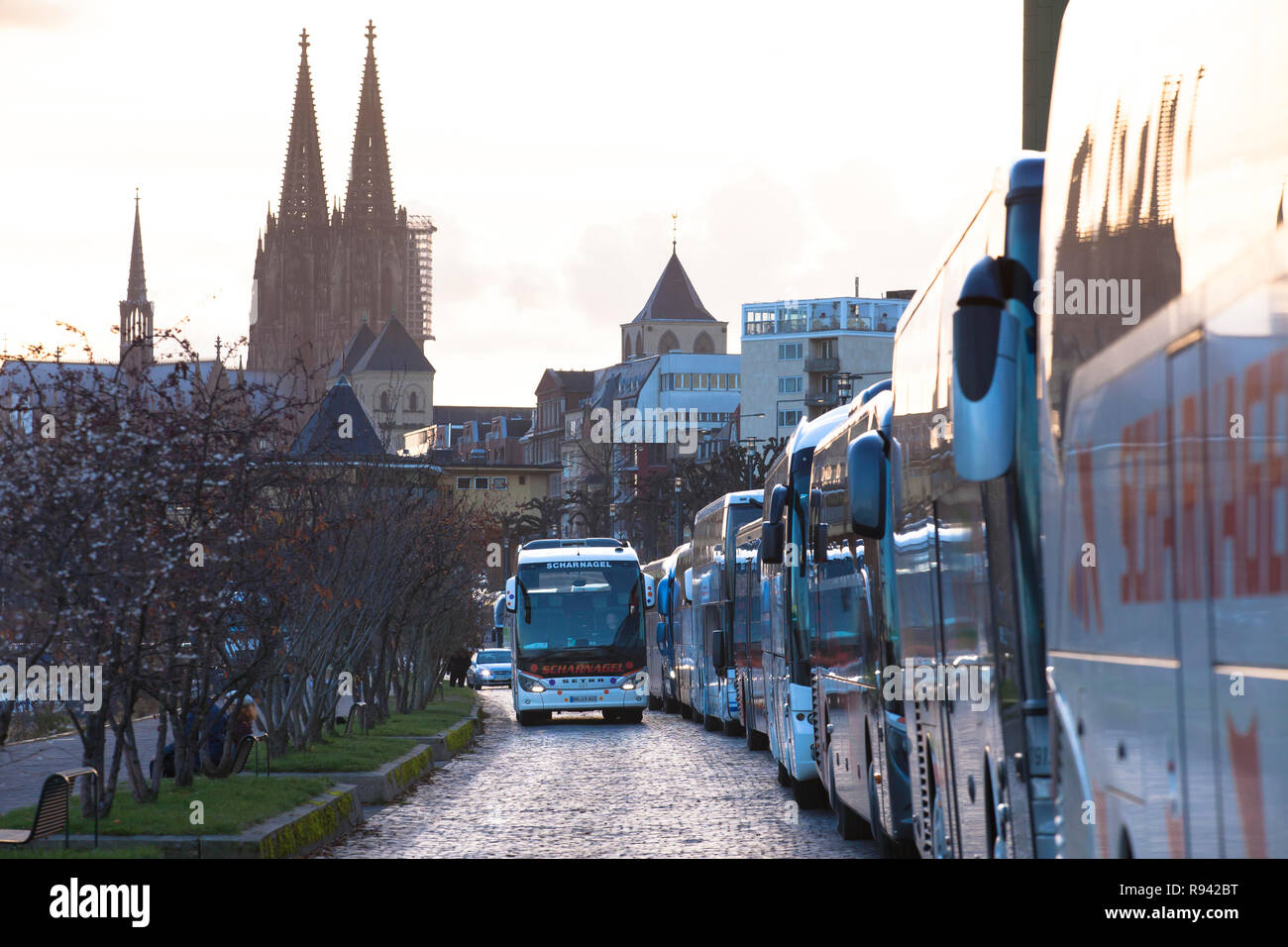 Parc des entraîneurs en longues rangées dans la rue Konrad-Adenauer-Ufer sur le Rhin, la cathédrale, Cologne, Allemagne. Reisebusse à langen Schlang parken Banque D'Images