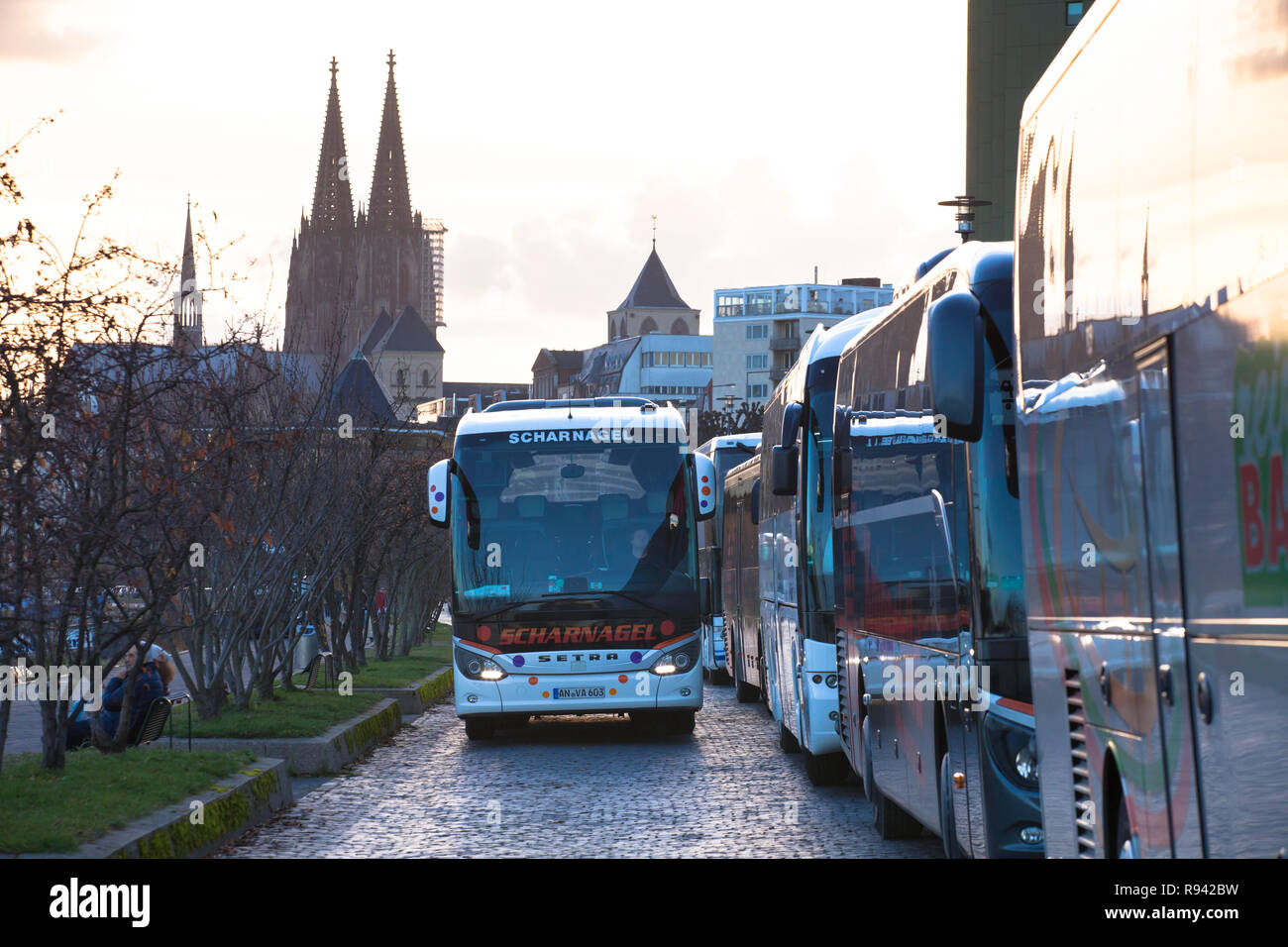 Parc des entraîneurs en longues rangées dans la rue Konrad-Adenauer-Ufer sur le Rhin, la cathédrale, Cologne, Allemagne. Reisebusse à langen Schlang parken Banque D'Images
