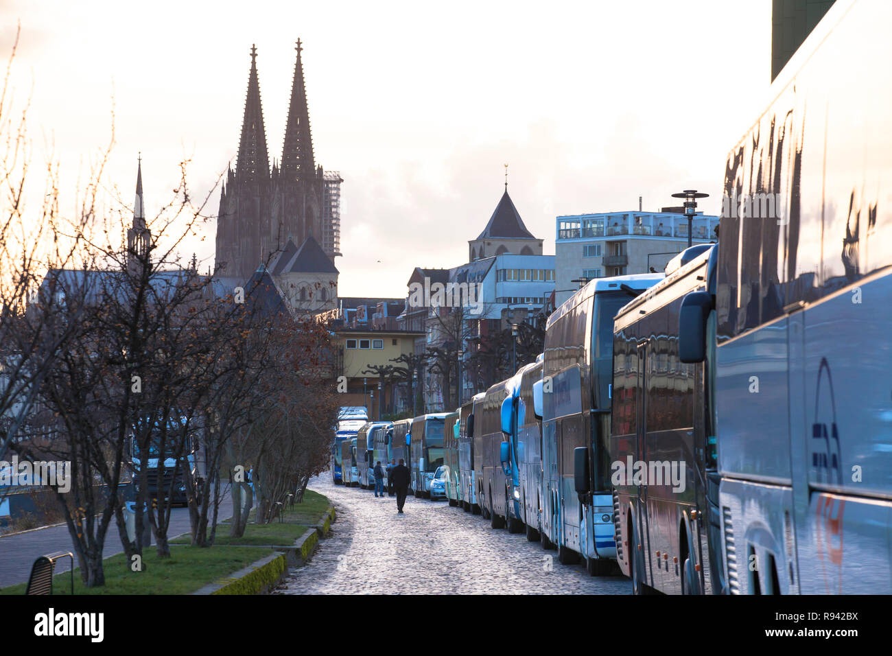 Parc des entraîneurs en longues rangées dans la rue Konrad-Adenauer-Ufer sur le Rhin, la cathédrale, Cologne, Allemagne. Reisebusse à langen Schlang parken Banque D'Images