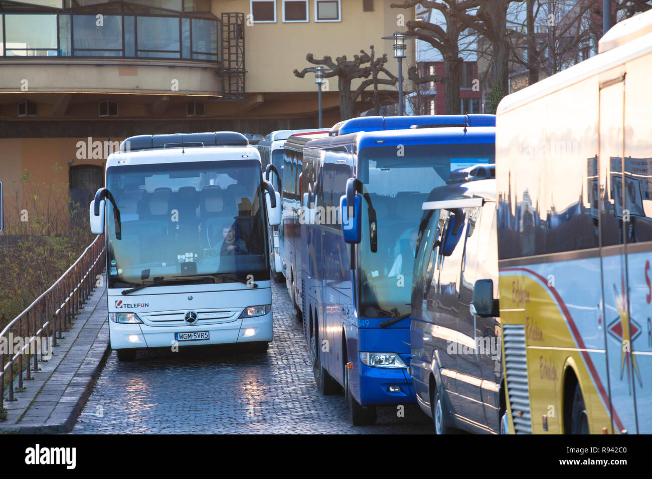 Parc des entraîneurs en longues rangées dans la rue Konrad-Adenauer-Ufer sur le Rhin, Cologne, Allemagne. Reisebusse à langen parken Schlangen am Konrad-Ad Banque D'Images