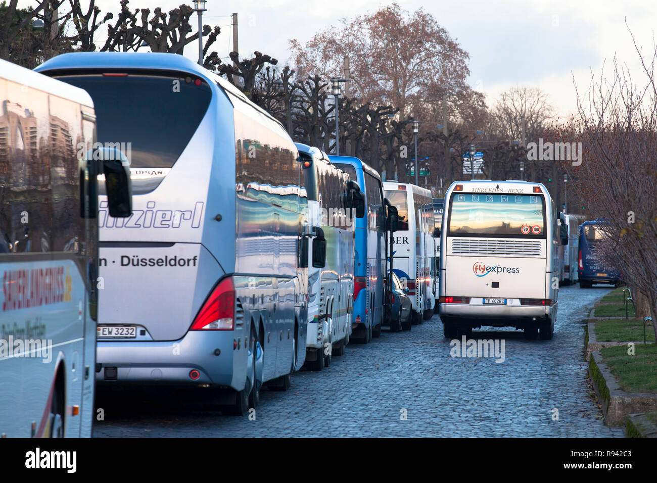 Parc des entraîneurs en longues rangées dans la rue Konrad-Adenauer-Ufer sur le Rhin, Cologne, Allemagne. Reisebusse à langen parken Schlangen am Konrad-Ad Banque D'Images