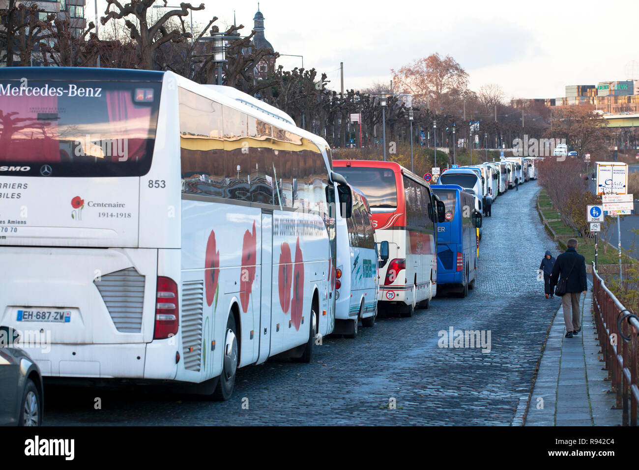 Parc des entraîneurs en longues rangées dans la rue Konrad-Adenauer-Ufer sur le Rhin, Cologne, Allemagne. Reisebusse à langen parken Schlangen am Konrad-Ad Banque D'Images