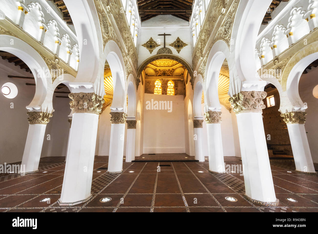 Tolède, Espagne - l'intérieur de la Synagogue Santa Maria la Blanca à Tolède, en Espagne. Banque D'Images