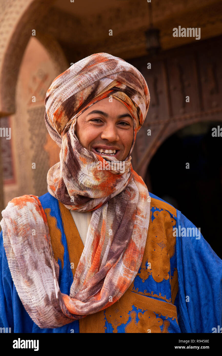 Le Maroc, Ouarzazate, homme portant des vêtements tribal traditionnel  berbère Photo Stock - Alamy