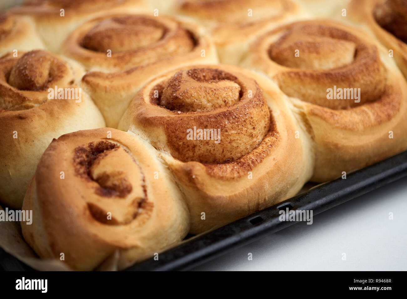 Gros Plan Sur Les Petits Gateaux Suedois A La Cannelle Tout Juste Sortis Du Four Photo Stock Alamy