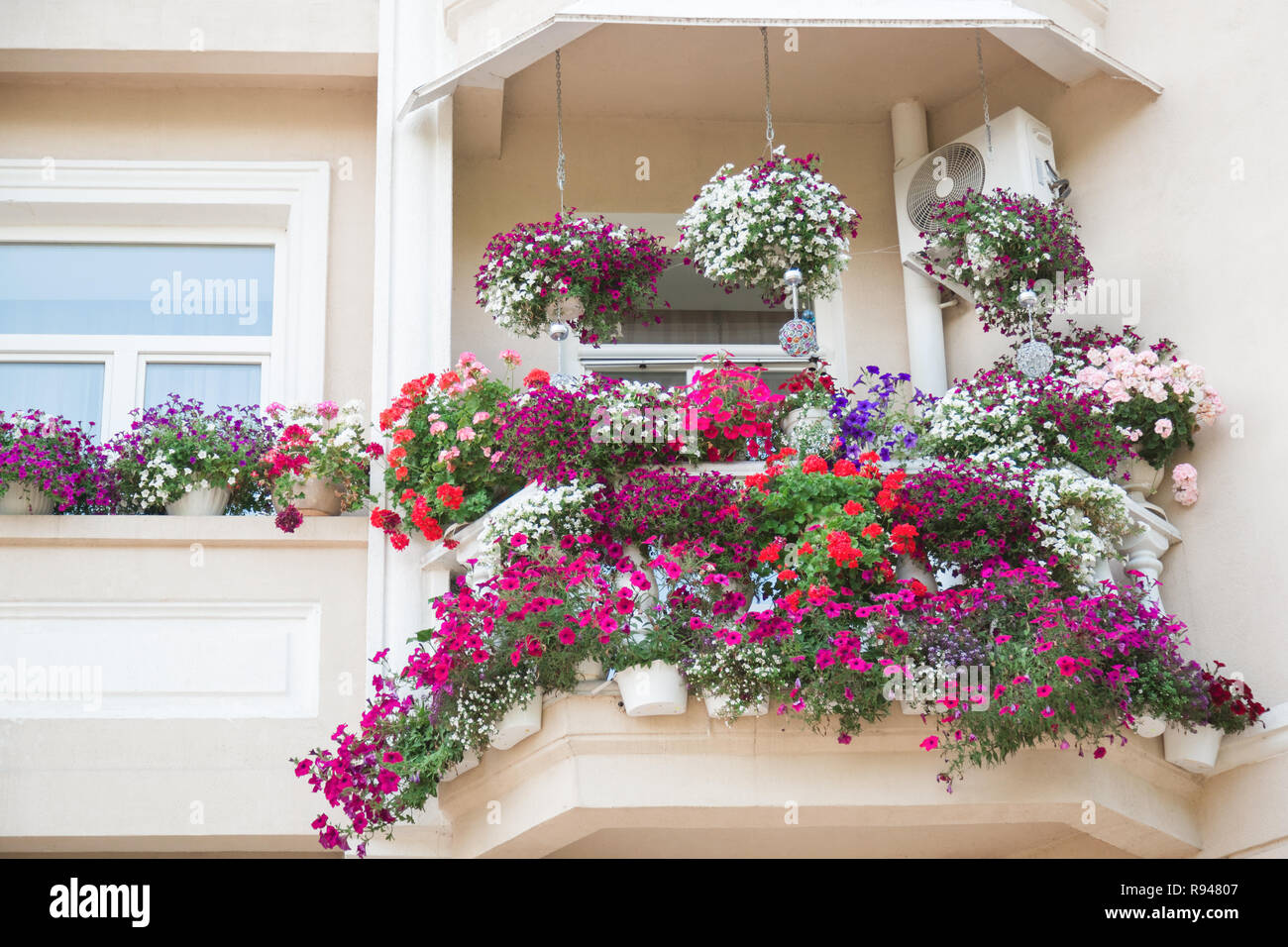 Balcon décoré de fleurs de Luxe. Belle façade. Banque D'Images