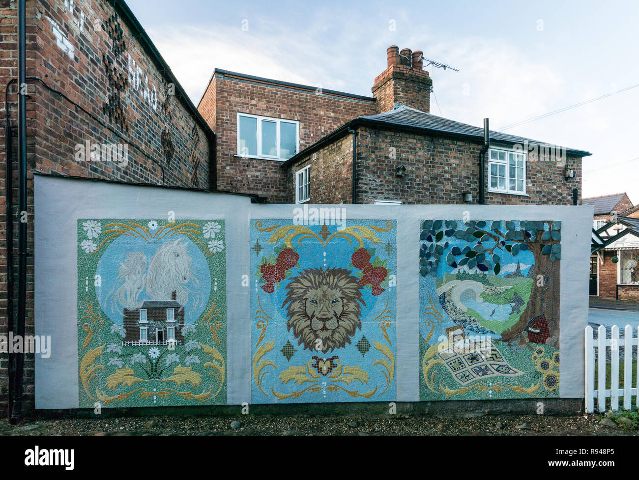 Village rural avec toit en ardoise et maisons en pierre Banque de