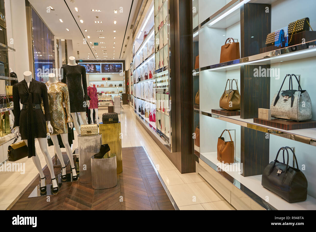 MILAN ITALIE circa 2017 novembre interior shot of Michael Kors magasin a Milan. Michael Kors Holdings Limited est une entreprise de mode americains Photo Stock Alamy