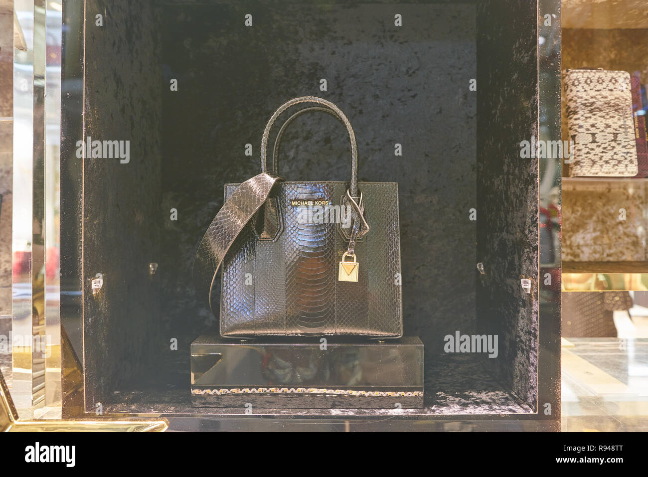 MILAN, ITALIE - circa 2017, novembre : sac sur l'affichage à Michael Kors magasin à Milan. Michael Kors Holdings Limited est une entreprise de mode américains. Banque D'Images