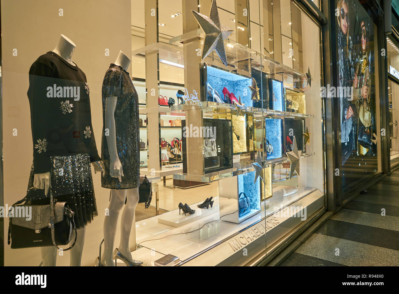 MILAN, ITALIE - circa 2017, novembre : fenêtre d'affichage à Michael Kors  magasin à Milan. Michael Kors Holdings Limited est une entreprise de mode  américains Photo Stock - Alamy