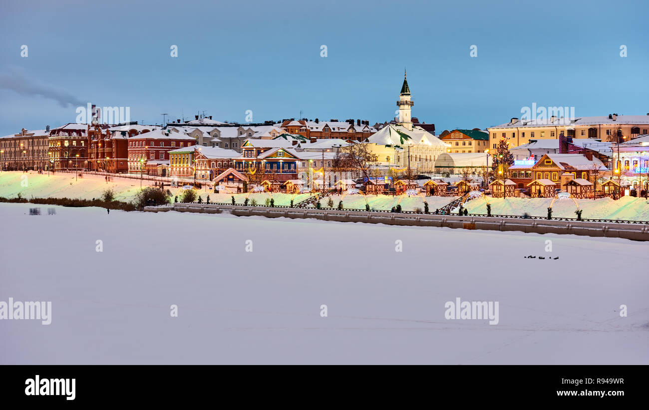 Kazan, Russie - 3 janvier 2015 : Foire de Noël dans le Old-Tatar sloboda. Santa Claus, Ded Moroz, et Babay Kysh sont en attente pour les enfants d'ici Banque D'Images