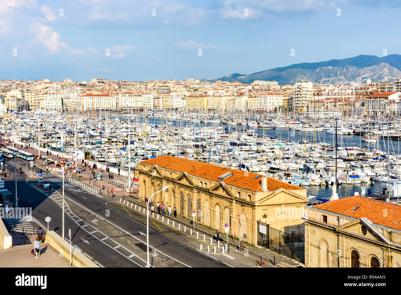 Vue sur le Vieux Port de Marseille, France, avec les bateaux et voiliers amarrés dans le port de plaisance au coucher du soleil. Banque D'Images