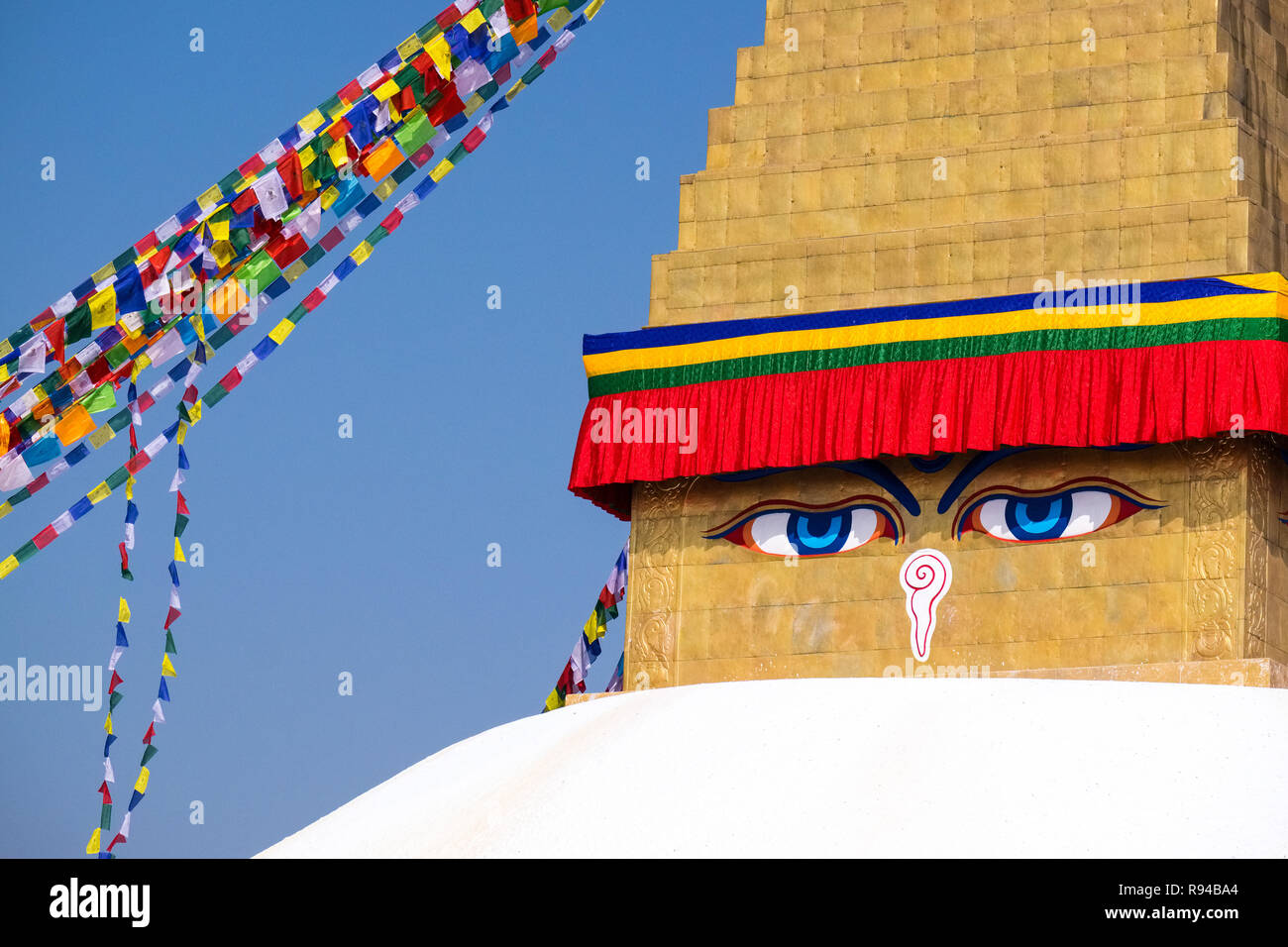 Les drapeaux de prières et le dôme à Bodhnath (Boudha ) , Asie , le plus grand stupa bouddhiste de Katmandou, Népal Banque D'Images Les drapeaux de prières et le dôme à Bodhnath (Boudha ) , Asie , le plus grand stupa bouddhiste de Katmandou, Népal Banque D'Images