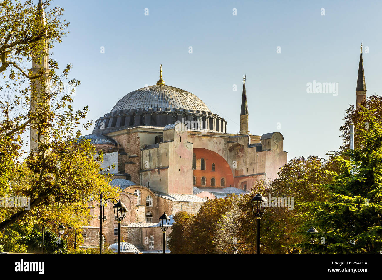 Façade de la basilique Sainte-Sophie et sa coupole contre le ciel bleu, Istanbul, Turquie, le 9 octobre 2013 Banque D'Images