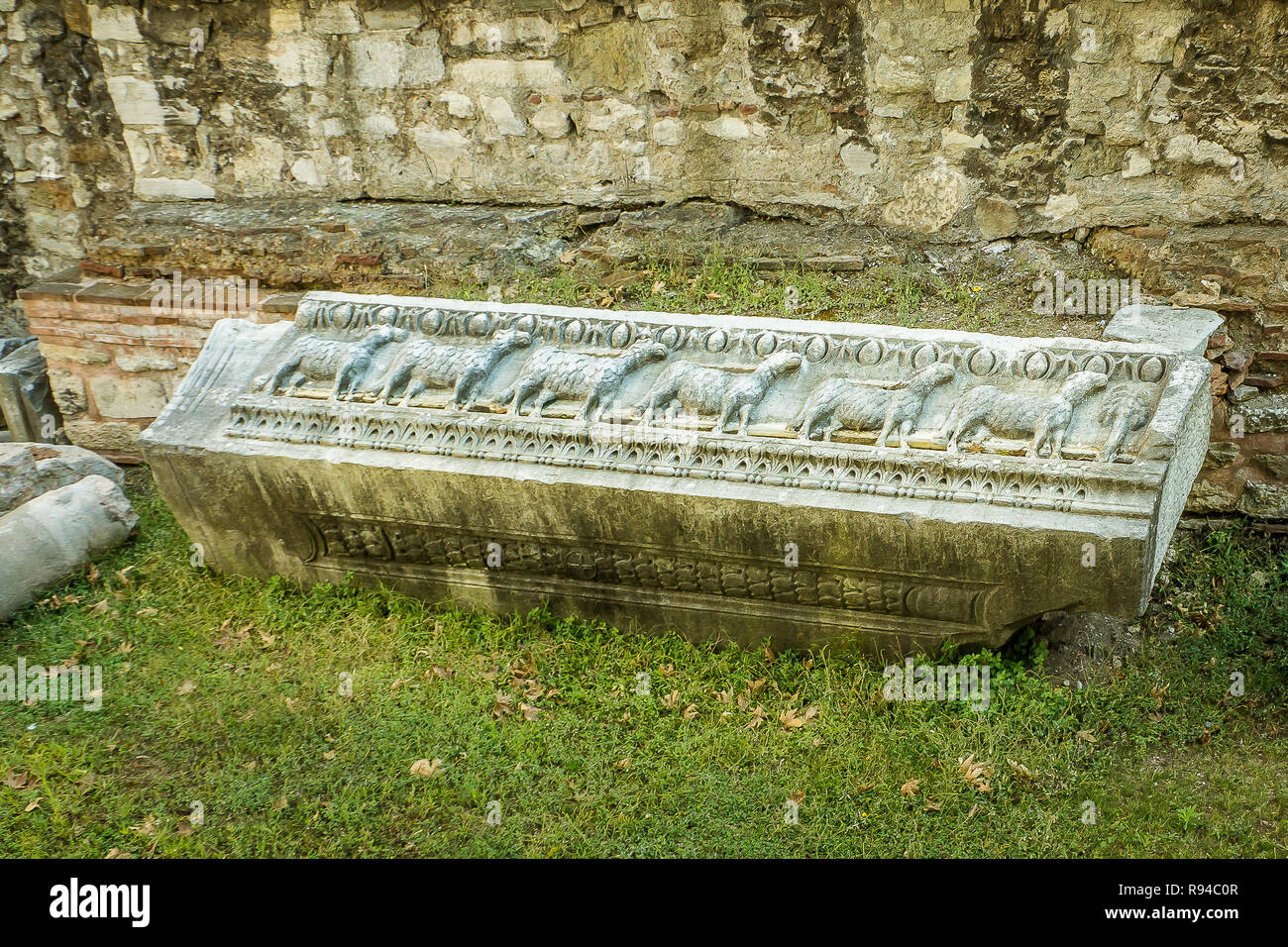 Frise byzantine de sept moutons, parmi les ruines dans le jardin de Sainte Sophie, Istanbul, Turquie, le 8 octobre 2013 Banque D'Images