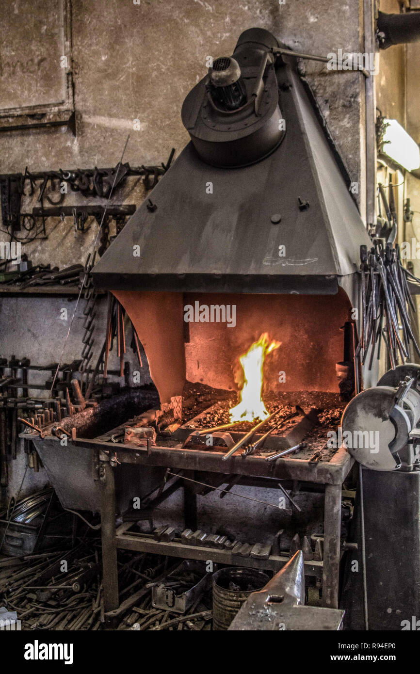 Blacksmith forge four avec du feu metal Schmiedeofen Photo Stock - Alamy