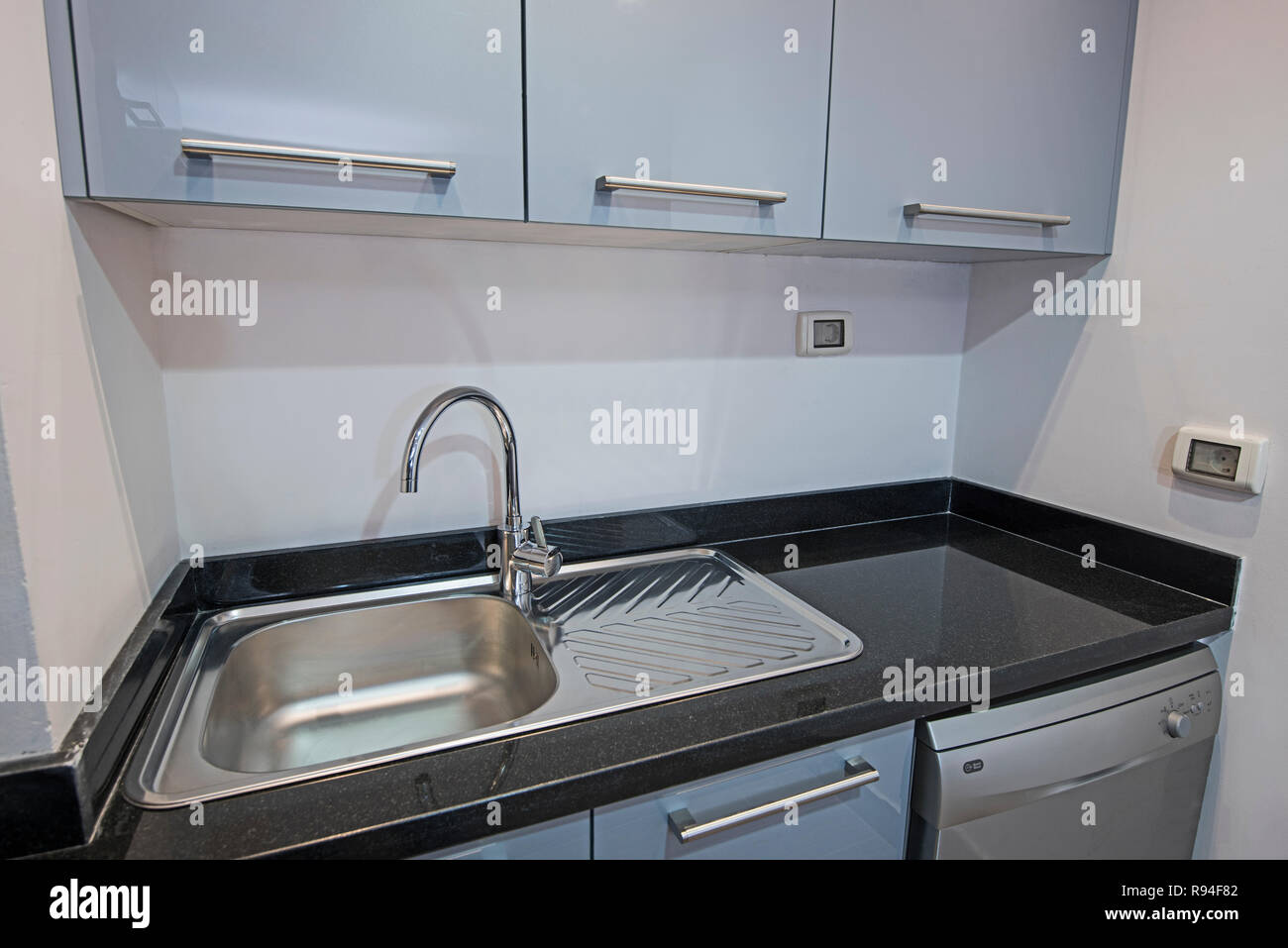 Décoration design d'intérieur montrant cuisine moderne et l'évier dans un  appartement de luxe showroom Photo Stock - Alamy