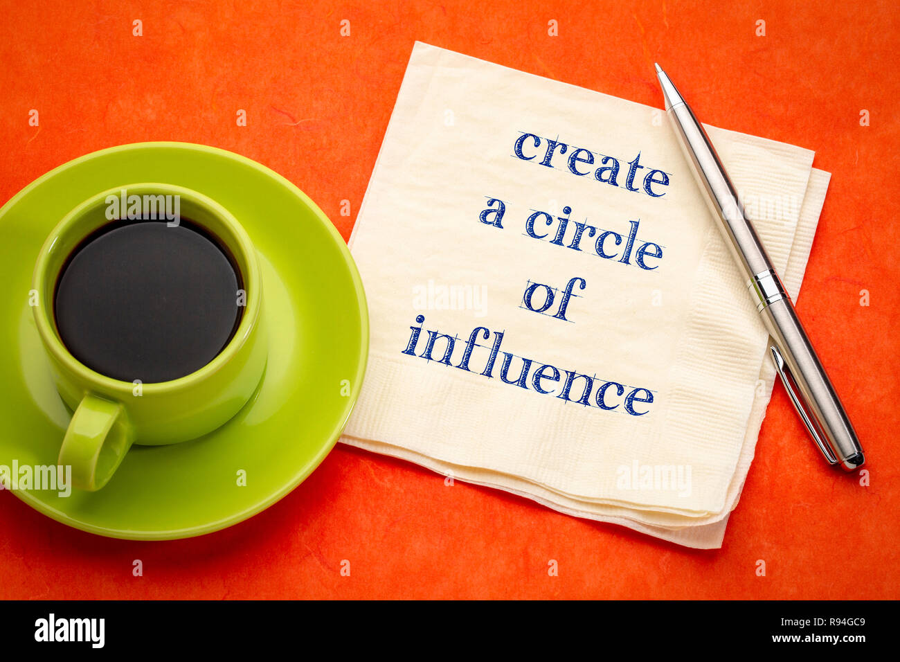 Créer un cercle d'influence de l'écriture - Conseils sur une serviette avec une tasse de café Banque D'Images