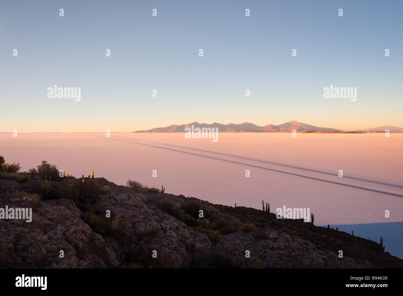 Vue sur le lever du soleil sur le lac de sel de l'île incahuasi par Uyuni en Bolivie. Vue panoramique Banque D'Images