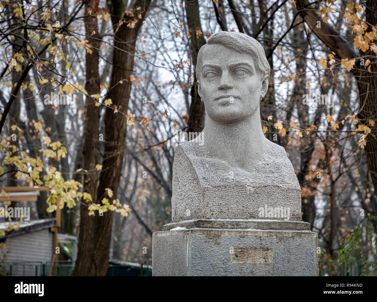 Bucarest, Roumanie - 7 décembre : La statue de Endre Ady est considéré à l'Parcul Regele Mihai I (Roi Mihai I Park) le 7 décembre 2018 à Bucarest, Roumanie. Il a été l'un des plus importants poète hongrois du 20e siècle. Banque D'Images