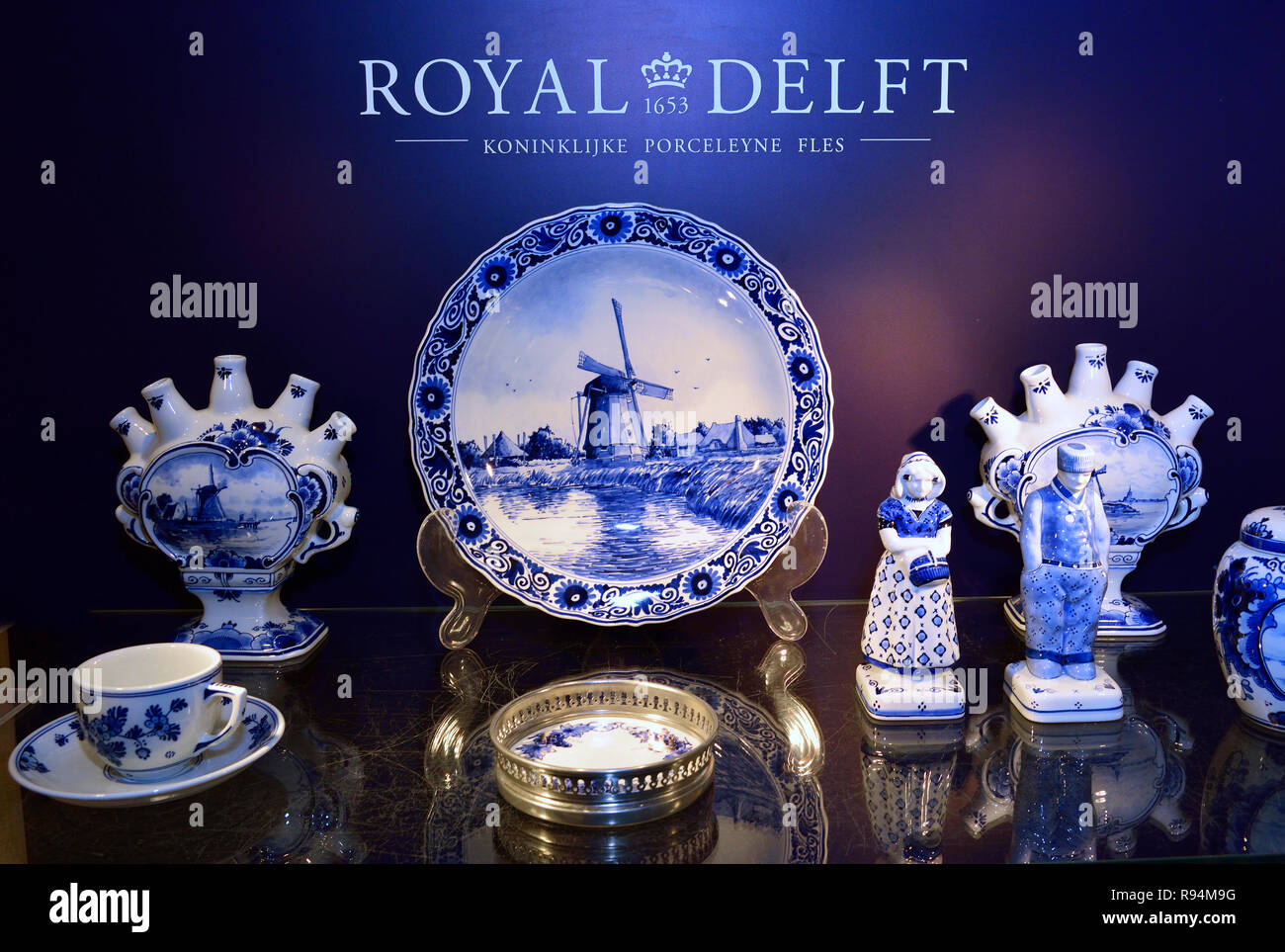 Collection de la célèbre Delft bleu sur l'affichage à l'Royal Delft, Delft,  Hollande, la poterie, les Pays-Bas Photo Stock - Alamy