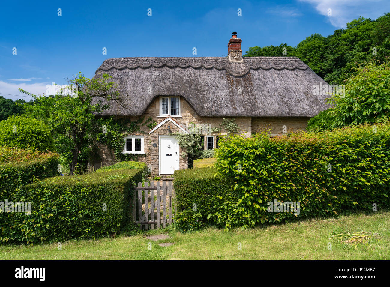 Un cottage au toit de chaume près du village de Lacock, Wiltshire, Angleterre, Europe. Banque D'Images