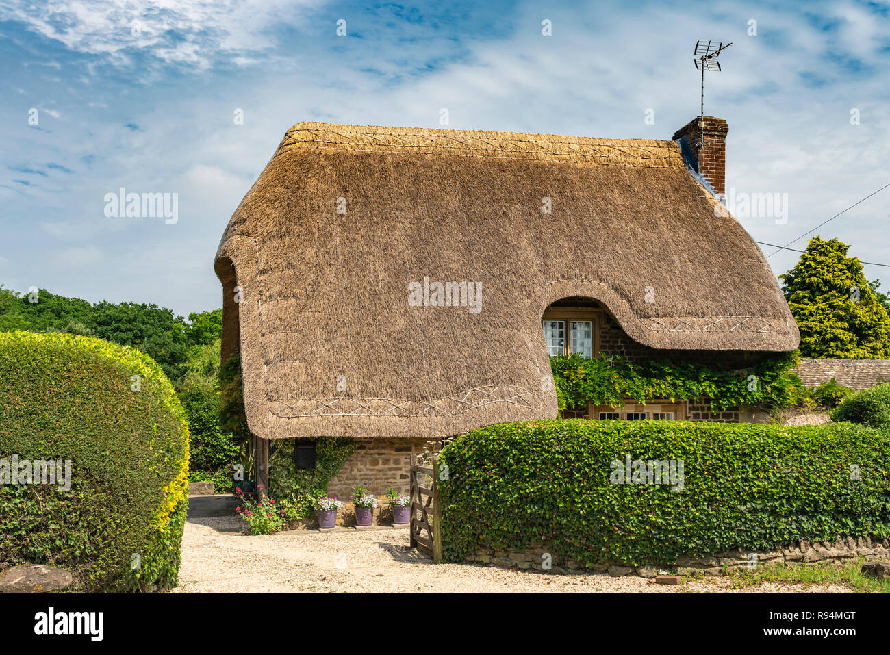 Un cottage au toit de chaume près du village de Lacock, Wiltshire, Angleterre, Europe. Banque D'Images