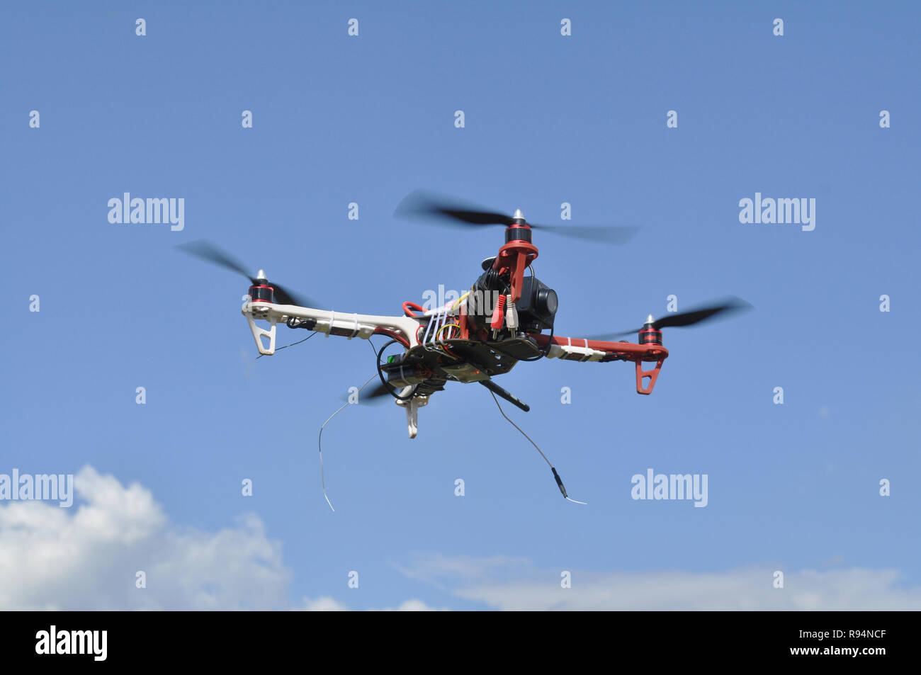 Vladimir, Russie. 11 août 2012. Airfield Semyazino. Quadrocopter avec un appareil photo en vol Banque D'Images