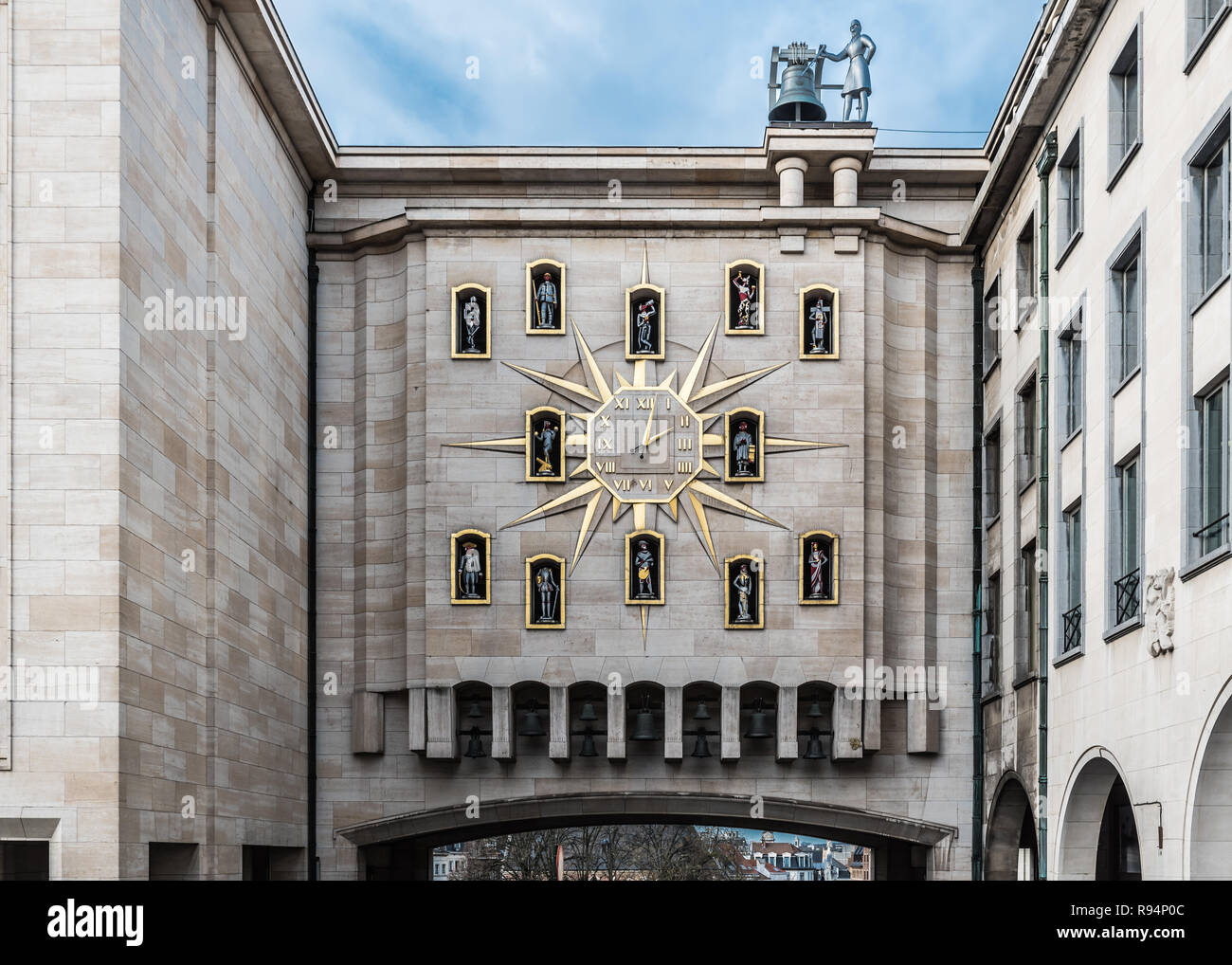 Vue sur la grande horloge d'or et de sculptures au Mont des Arts, Bruxelles, Belgique Banque D'Images