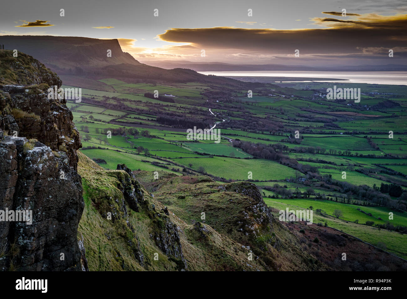 C'est une photo de montagne Binevenagh en Irlande du Nord au coucher du soleil Banque D'Images
