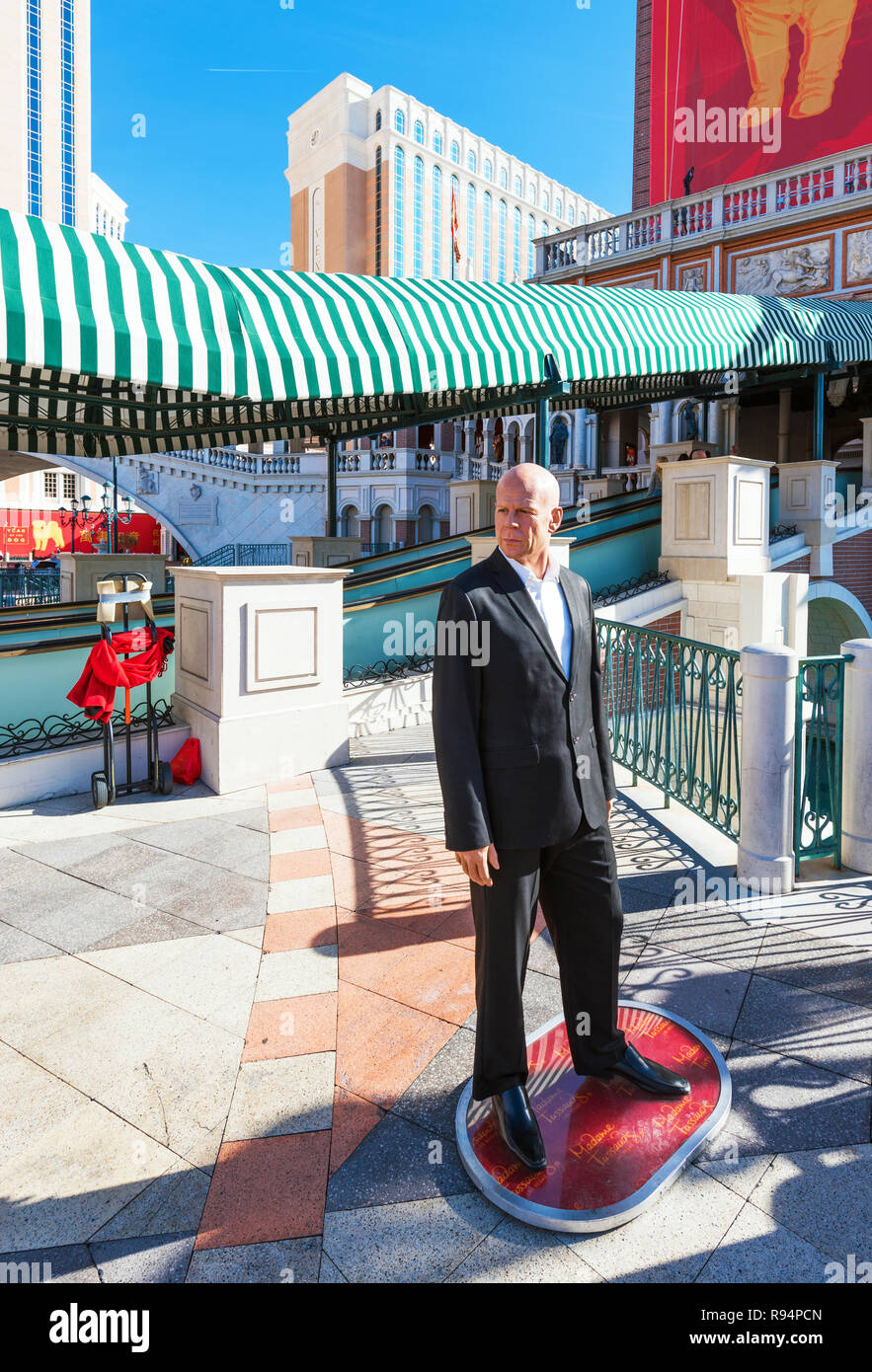 LAS VEGAS, USA - 31 janvier 2018 : la statue de l'acteur Bruce Willis. Avec focus sélectif. La verticale Banque D'Images