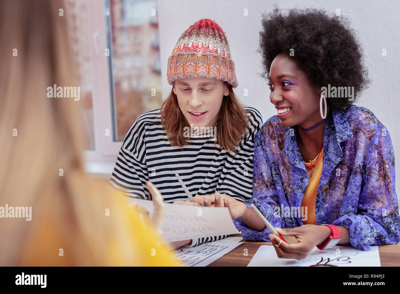 Deux étudiants de l'école d'art joyeux sentiment heureux ensemble Banque D'Images