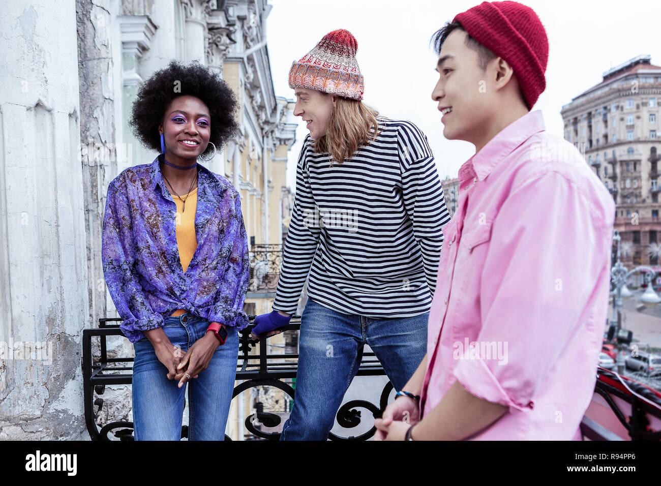 Trois jeunes designers élégant avoir conversation sur balcon Banque D'Images