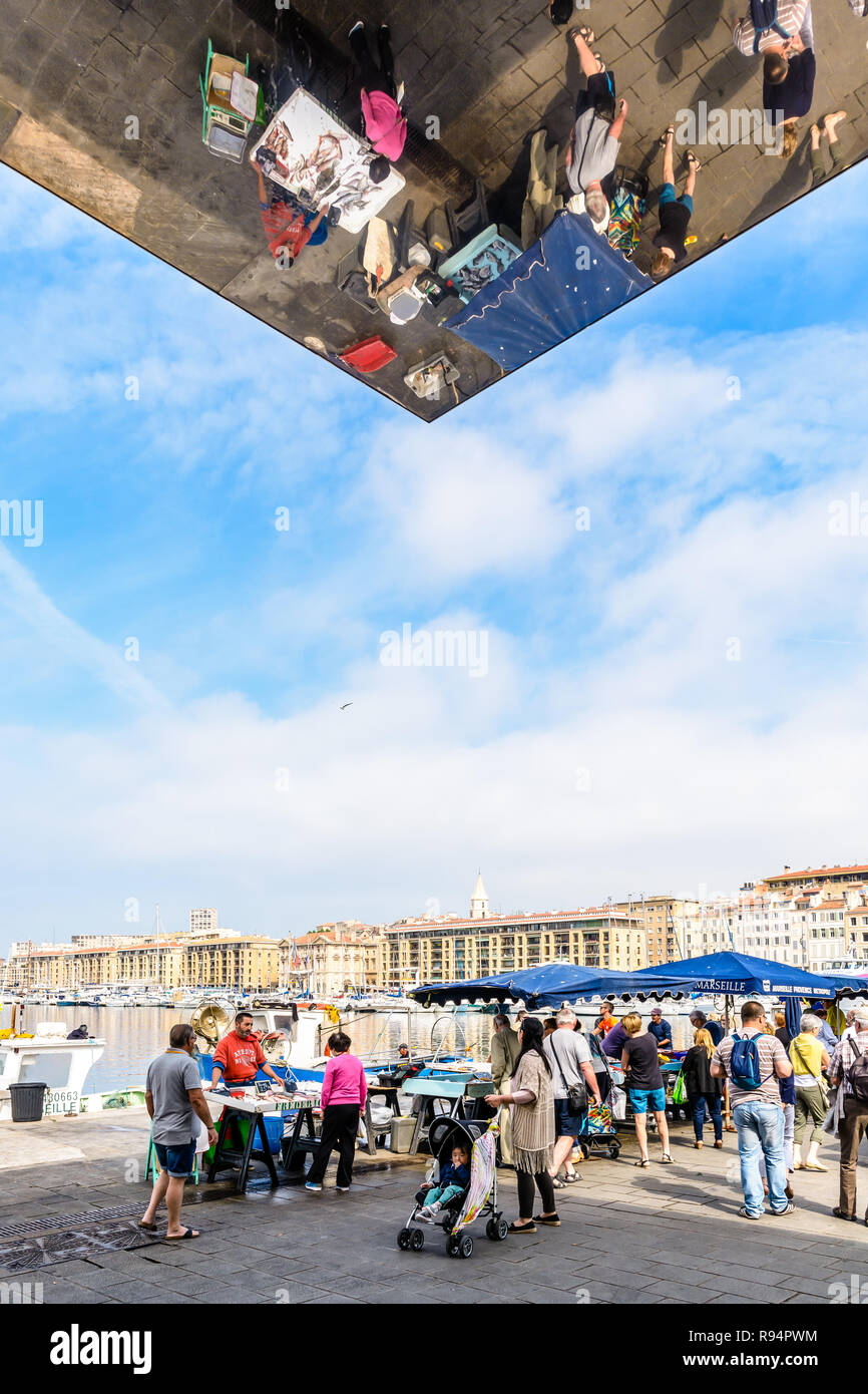 Les gens shopping sur le marché aux poissons du Vieux Port de Marseille, en France, à côté de l'ombriere, le grand parasol en miroir par Norman Foster. Banque D'Images