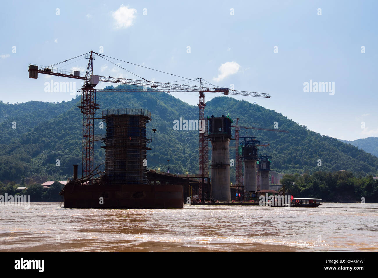 La construction chinoise d'un nouveau pont ferroviaire en partie construit vers la Chine au-dessus du Mékong a eu lieu en octobre 2018. Luang Prabang, Laos, Asie Du Sud-Est Banque D'Images