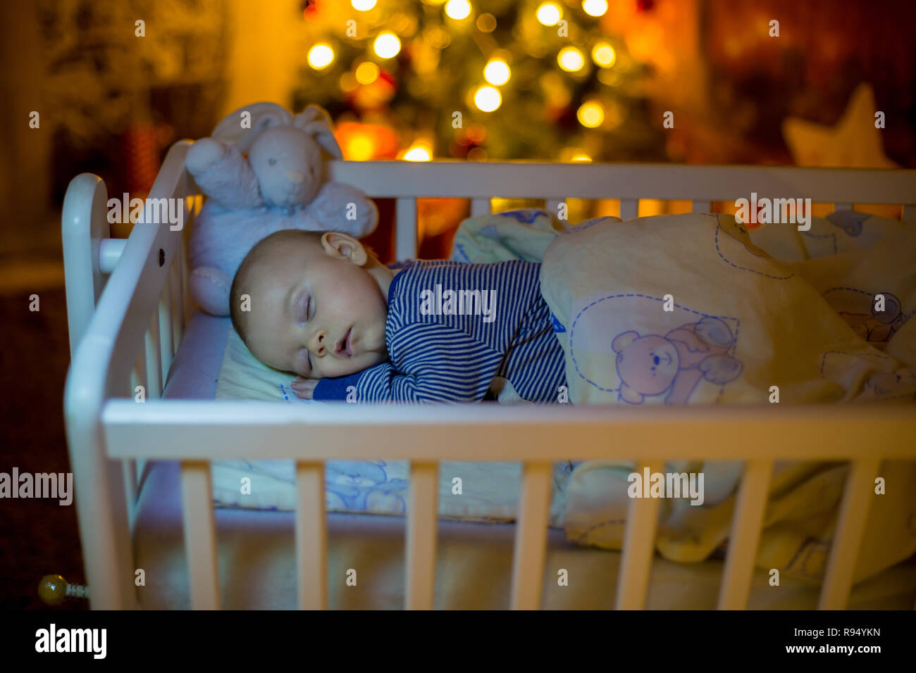Adorable Bebe Nouveau Ne Garcon Dormant Dans Un Lit Bebe Dans La Nuit Petit Garcon Au Pyjama Raye Bleu Faire La Sieste Dans Une Piece Sombre La Decoration De Noel Dans La Chambre