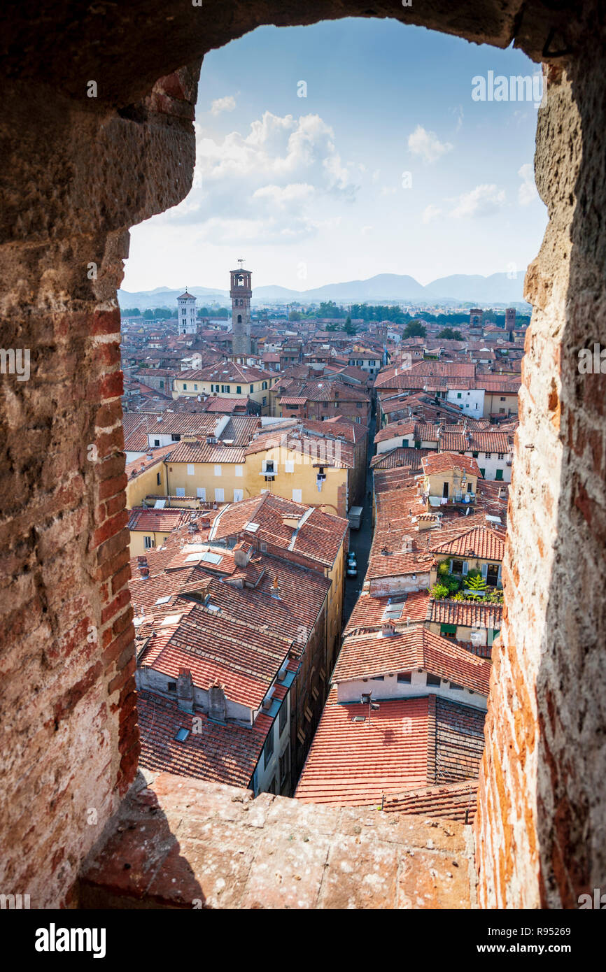 Vue sur la fenêtre de la tour pendant l'ascension de la tour Guinigi, Lucca, Italie Banque D'Images