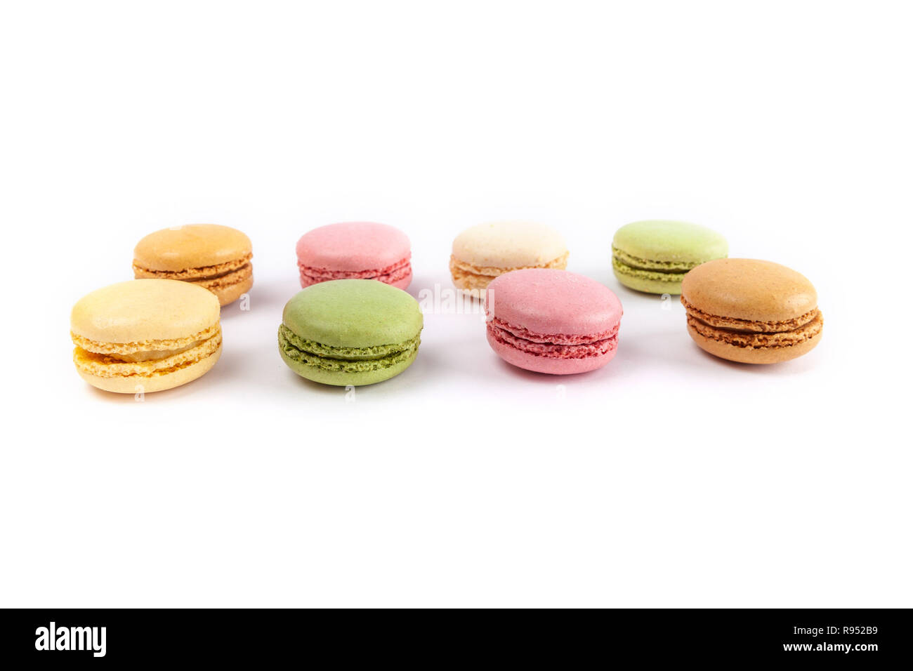 Rangées de macarons français colorés isolated on white Banque D'Images