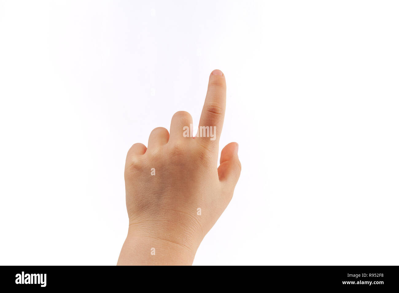 La main gauche de l'enfant touchant avec index isolé sur fond blanc Banque D'Images